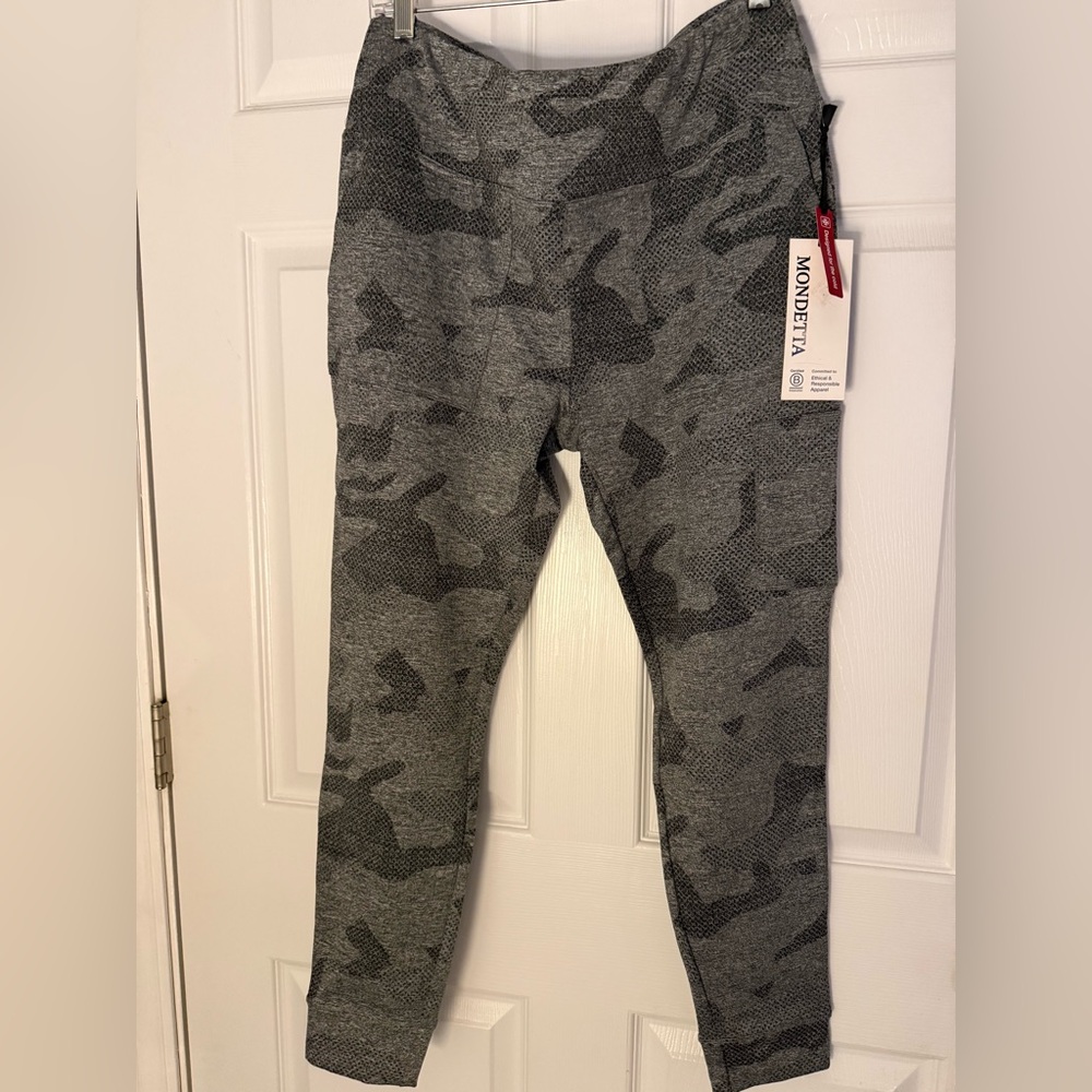 Mondetta Women’s Charcoal Camo Leggings
